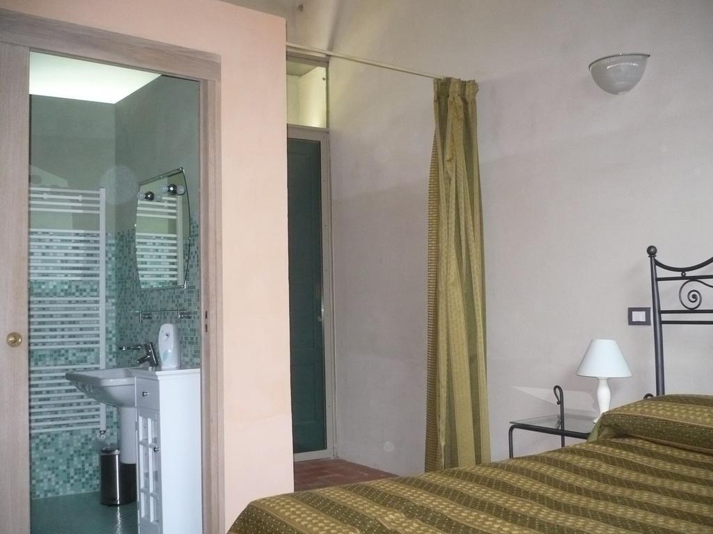 Casa Vacanze "Casale Al Pino" ริปาร์เบลลา ภายนอก รูปภาพ