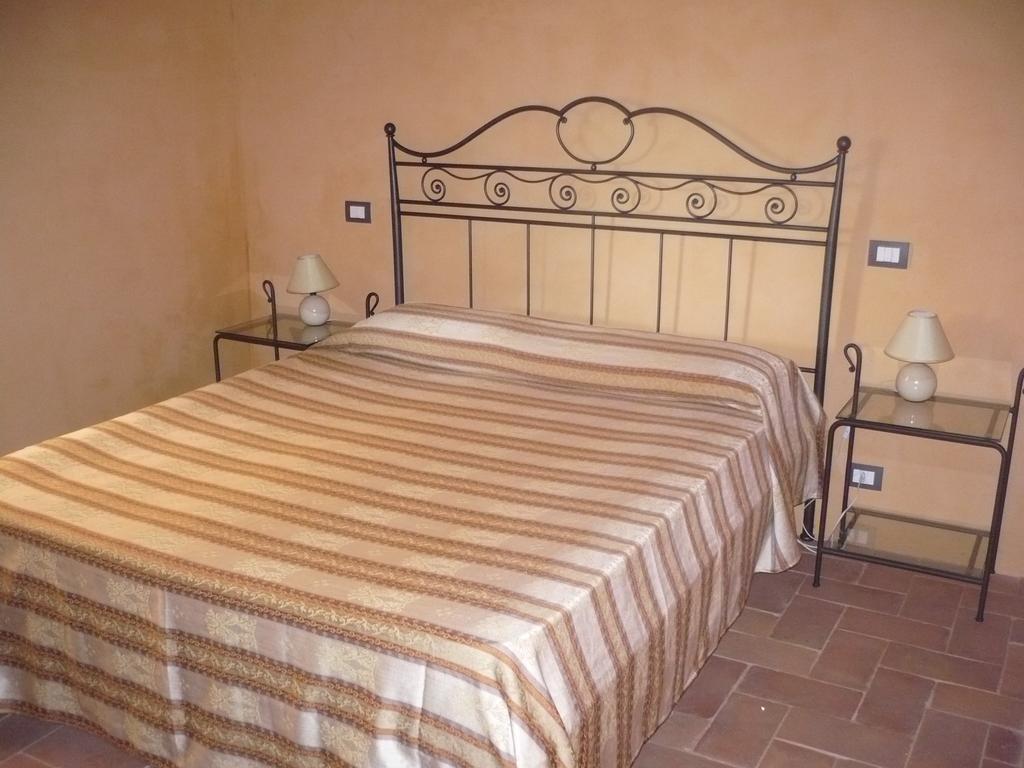 Casa Vacanze "Casale Al Pino" ริปาร์เบลลา ภายนอก รูปภาพ