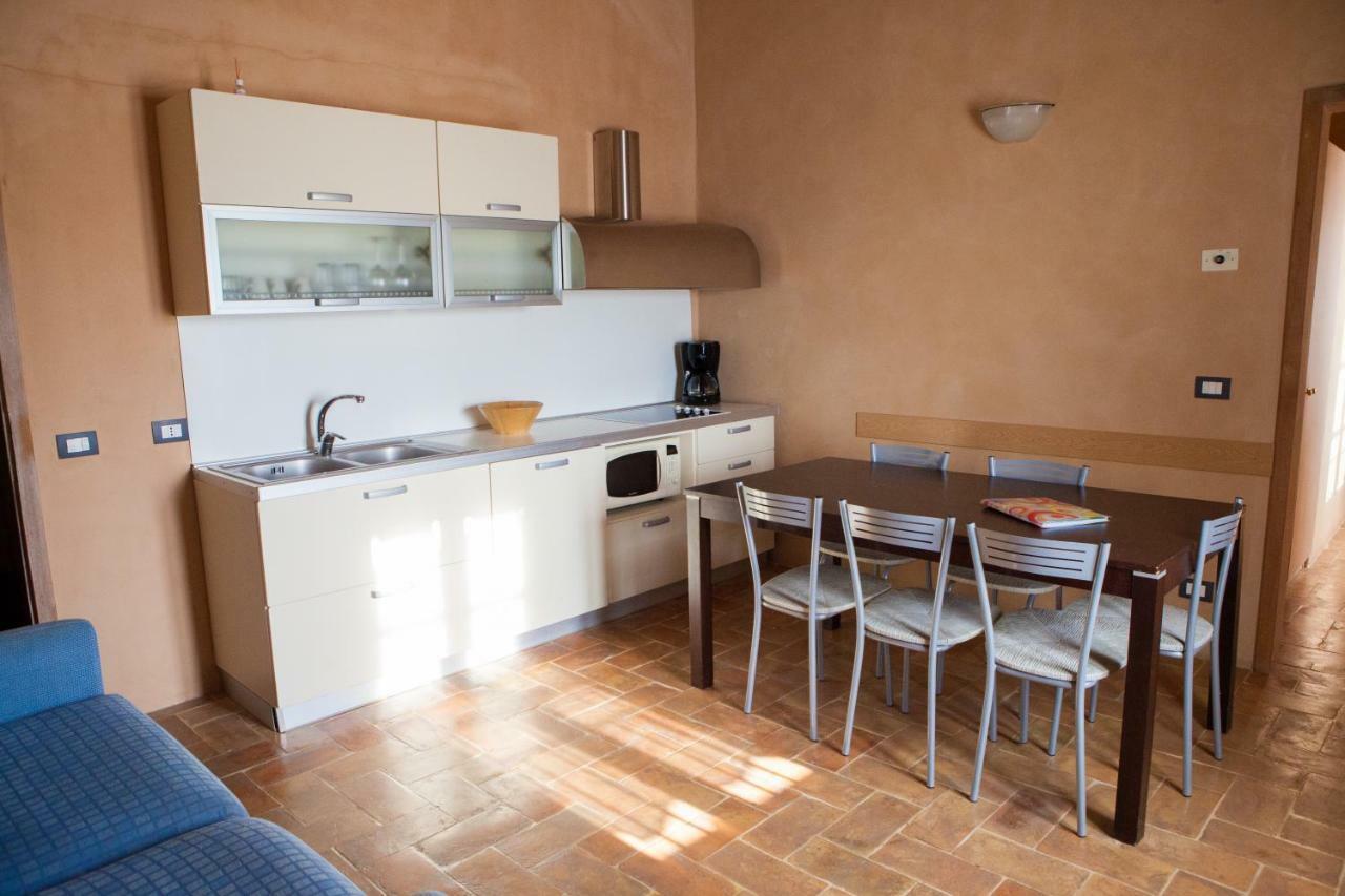 Casa Vacanze "Casale Al Pino" ริปาร์เบลลา ภายนอก รูปภาพ